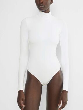 K014 ARITZIA BABATON Turtleneck LS bodysuit